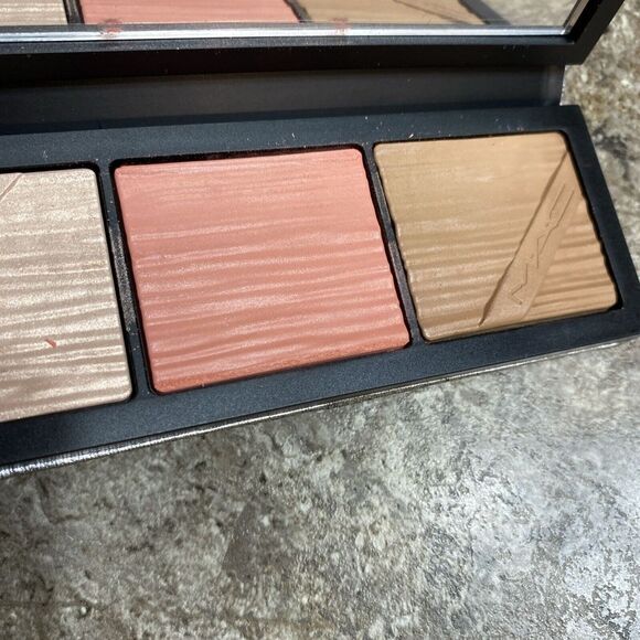 MAC Holiday Shiny Pretty Things Face Palette Fair String Lights Sweater Weather. - Picture 3 of 6